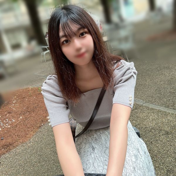 FC2-PPV-3979656 初次拍攝、露臉!不行、有人來了!?少男性經驗的女大學生在某有名大學內脫下內衣後露出黑黑的剛毛...就這樣不穿內褲不戴胸罩。在教室裡我與她...