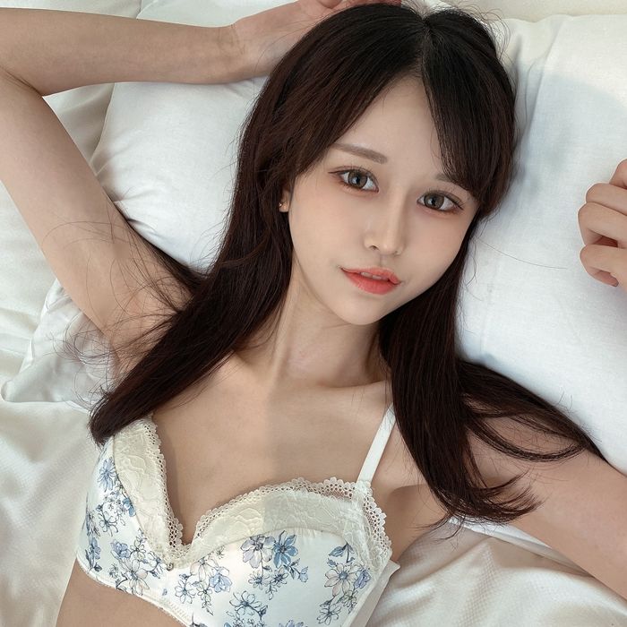 FC2-PPV-4203531 【2作品】8頭身美腳模特兒體型網紅奈奈美。人格崩壞般無情玩弄瘋狂高潮過呼吸。