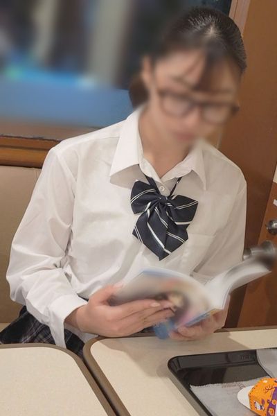 FC2-PPV-3861290 眼鏡優等生。因為生活困苦而約束好只拍走光照片到旅館中出