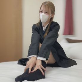 FC2-PPV-4665211 與那個纖細的畢業同學重逢，穿著當年的制服進行無套性愛。