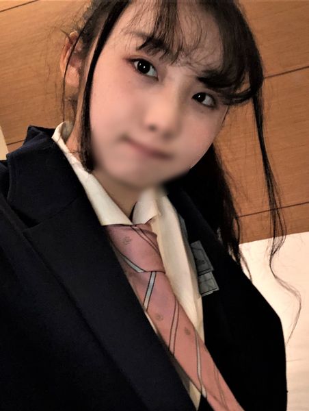 FC2-PPV-3244600 [初中出高潮]〈10代純情派娘〉人生初次自拍性愛大量受精！一面說著「如果有小孩該怎麼辦呢…」一面高潮不斷…