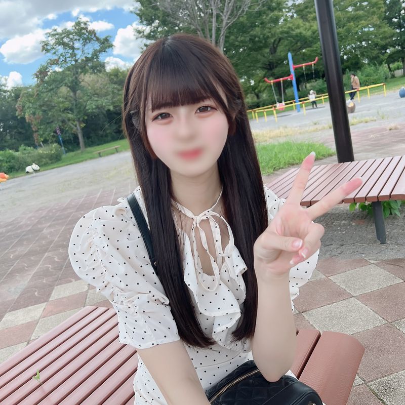 FC2-PPV-4568356 初次拍攝、露臉！三天限定！經驗少、性格內向，保留著純樸氣息的白皙美肌的大學生！19歲的未成熟身體，一面重複著純真的反應一面達到高潮，無套內射！！