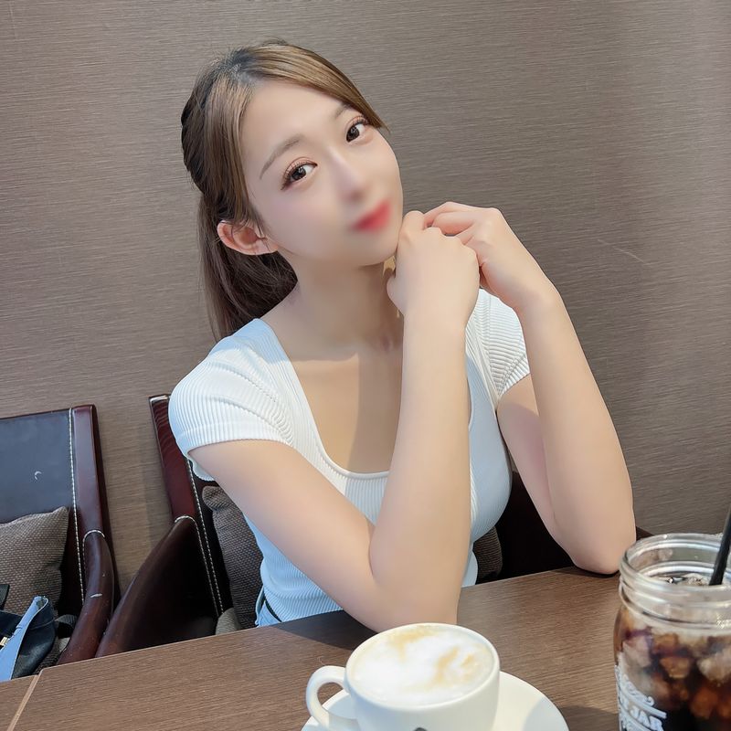 FC2-PPV-4547779 初次拍攝、露臉！三天限定！在某化妝品公司工作的，擁有絕佳身材和讓人一見就愛上的可愛魅力，一面裝作S一面又展現M一面的美麗女性…她那可愛的馬尾造型讓人無法抗拒，無需多言就進行無套內射！(前編)