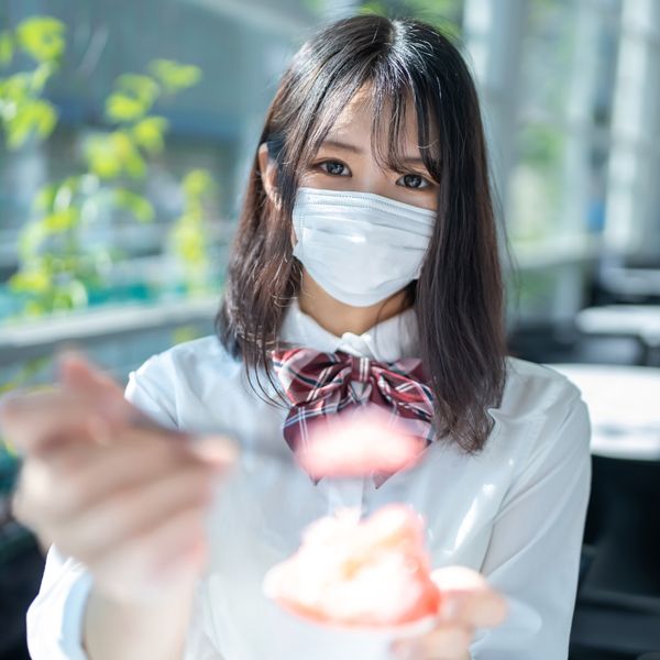 FC2-PPV-3096250 初次拍攝!!【無修正】有著幼齒的白皙漂亮美◎女學生有著完熟美巨乳...持續搖晃巨乳發出聲響的狹窄陰道2回中出!!