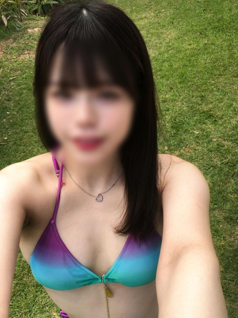 FC2-PPV-4517730 [可愛女友自拍性愛] 無修正！南國旅行心情高漲！害羞露出胸部小穴公開＆野外肉棒摩擦融化般小穴騎乘位與正常位2連發性愛限定公開