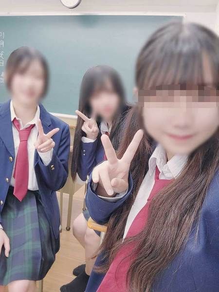 FC2-PPV-3904327 女學生3年甜甜圈店打工妹.雖然普通不過擅自自拍做愛.感度好所以就這樣中出