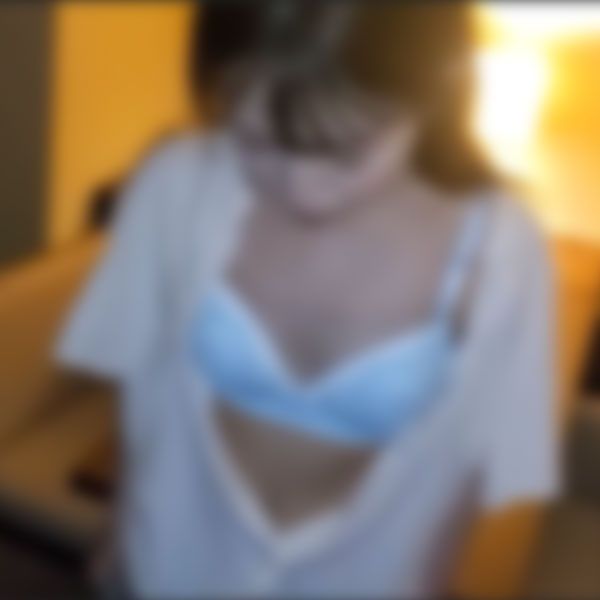 FC2-PPV-4598351 ※每增加數量價格就會漲 ※露臉 ※中出 S級美女人妻以自己當抵押品向老公借錢，結果老公跑路了，只好來拍片還債。她那憂鬱的笑容讓人忍不住想幹，她是我見過最棒的人妻。 ［第二彈］