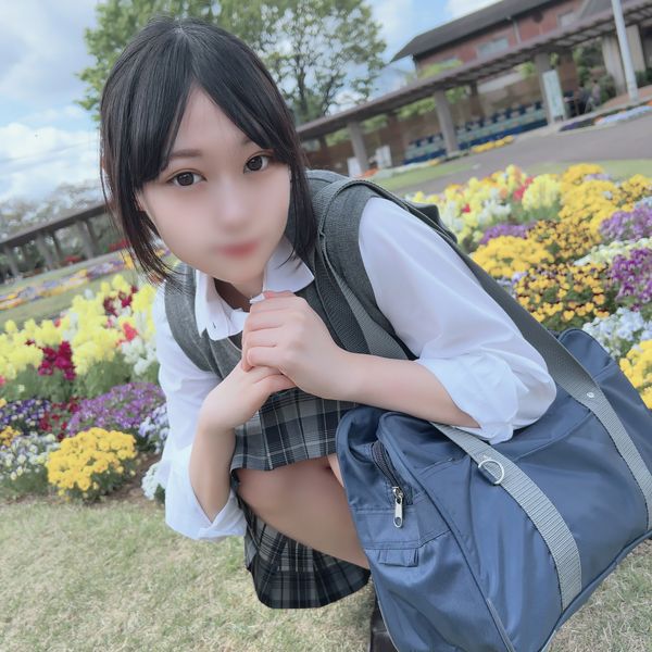 FC2-PPV-4413648 初拍、露臉！三天限定！無垢、嬰兒臉、未處理剛毛的蘿莉女學生，在白天公然猥褻！對還不知道被玷汙的18歲未成年，發展中的身體無套內射！