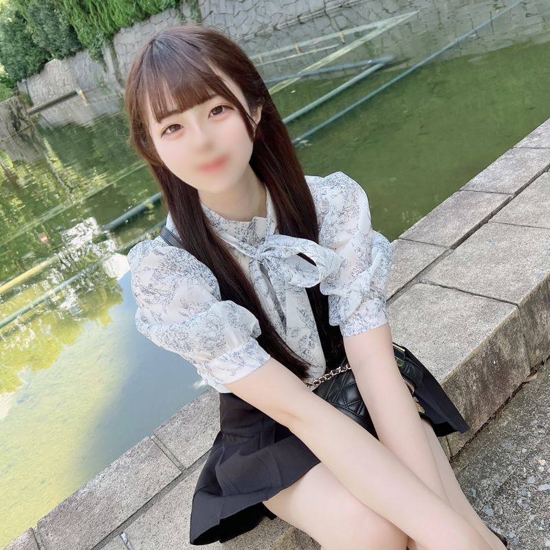 FC2-PPV-4583233 露臉！三天限定！！有著透明感，笑容可愛的黑髮清純19歲大學生！展現出白皙美肌的粉嫩色澤，對著沒有套的內射反應純真，未成熟的身體被染成粉紅色，讓人忍不住射精！