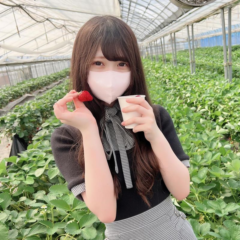 FC2-PPV-4499303 初拍、露臉！三天限定！！去草莓採摘玩樂地享受甜蜜時光…對融化般可愛笑臉的女學生野外口爆＆2回無套中出！！