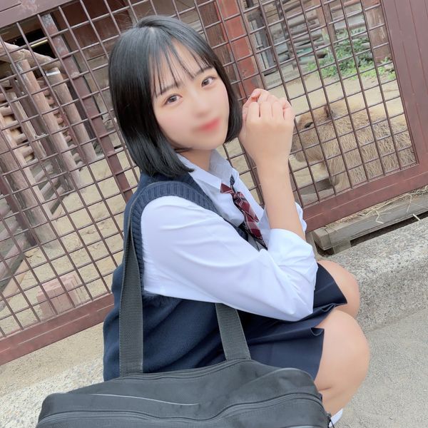 FC2-PPV-4448608 初拍、露臉！！三天限定！！只有我知道害羞又未發展的清純可憐女◯◯生…在畢業前被我玷汙、內射中出。