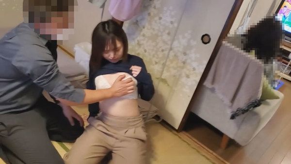 FC2-PPV-2956150 自宅訪問【個人】在孩子旁祖*忍住不出聲連續被2人中出、、、